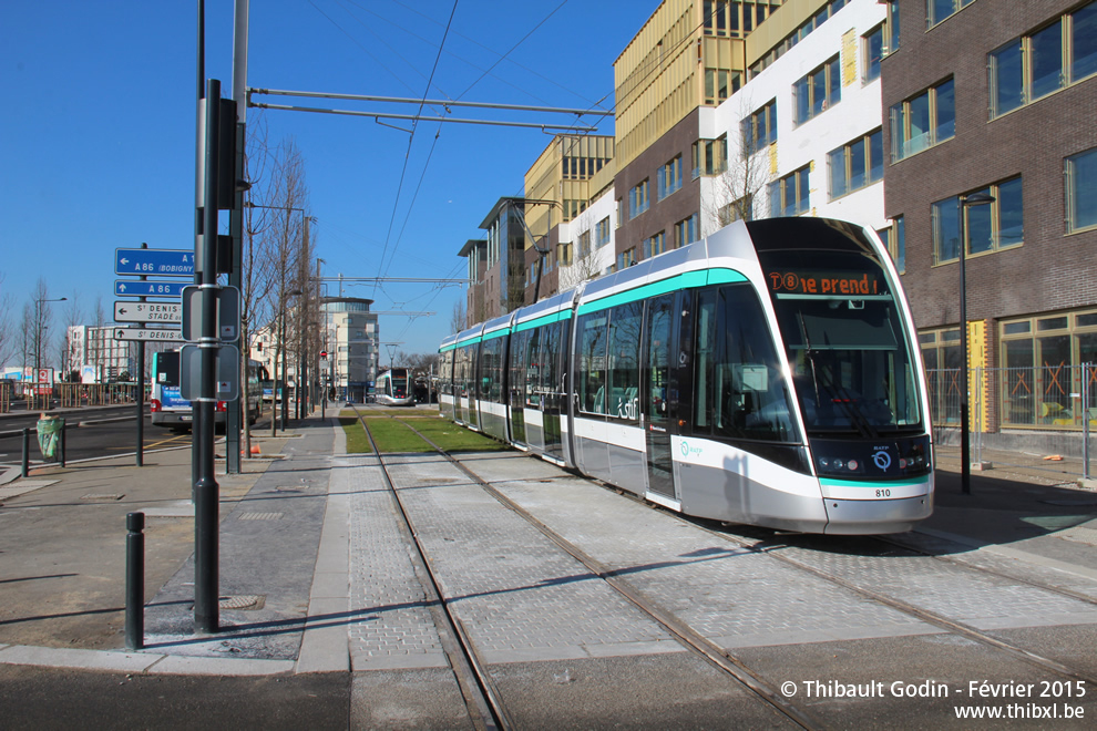 Tram 810 sur la ligne T8 (RATP) à Saint-Denis