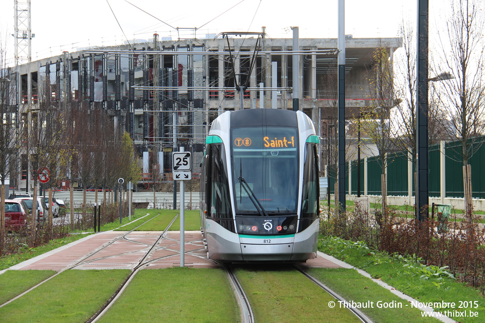 Tram 812 sur la ligne T8 (RATP) à Villetaneuse