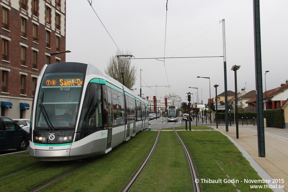 Tram 805 sur la ligne T8 (RATP) à Villetaneuse