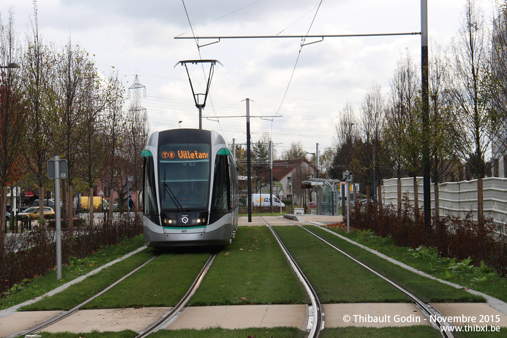 Tram 801 sur la ligne T8 (RATP) à Villetaneuse