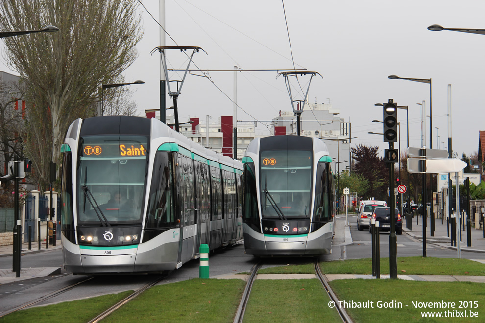 Trams 805 et 802 sur la ligne T8 (RATP) à Villetaneuse