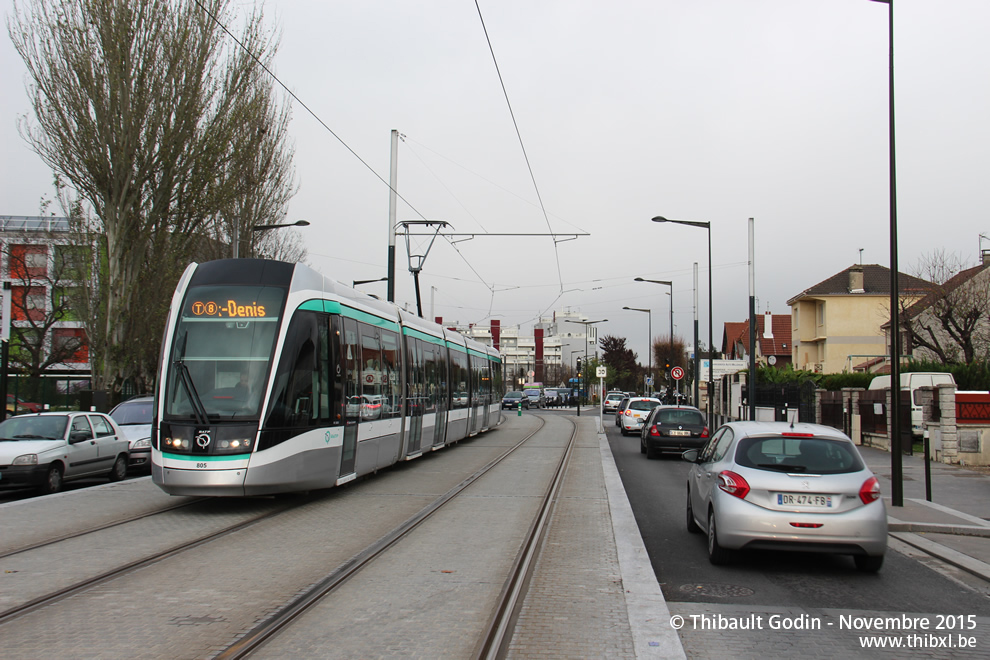 Tram 805 sur la ligne T8 (RATP) à Villetaneuse