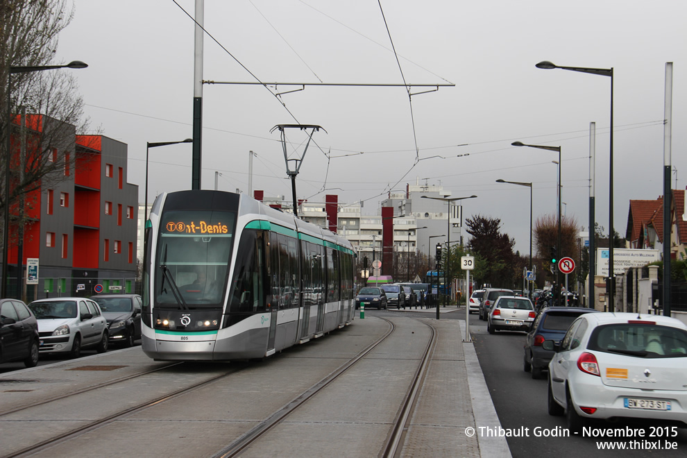 Tram 805 sur la ligne T8 (RATP) à Villetaneuse