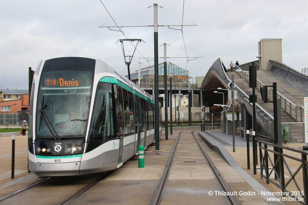 Tram 812 sur la ligne T8 (RATP) à Villetaneuse