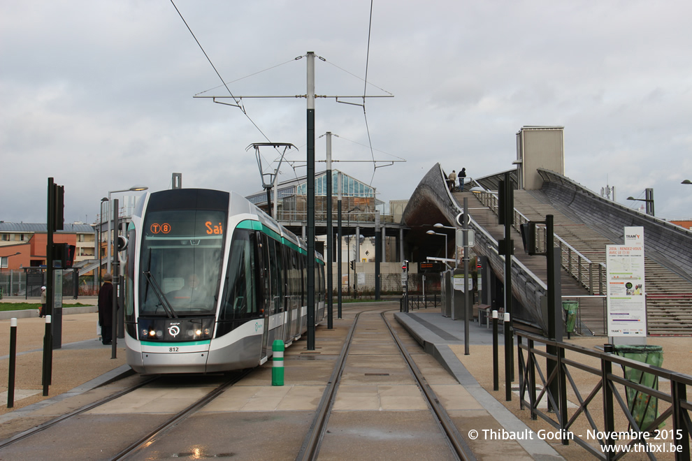 Tram 812 sur la ligne T8 (RATP) à Villetaneuse