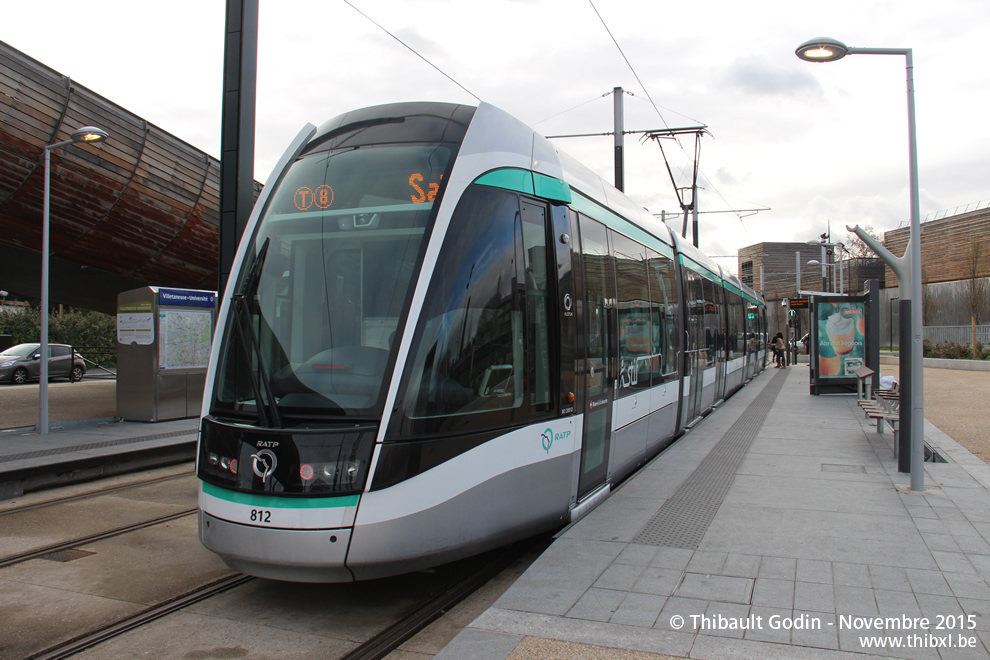 Tram 812 sur la ligne T8 (RATP) à Villetaneuse