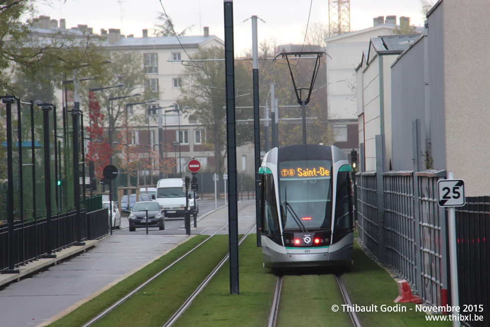 Tram 805 sur la ligne T8 (RATP) à Saint-Denis