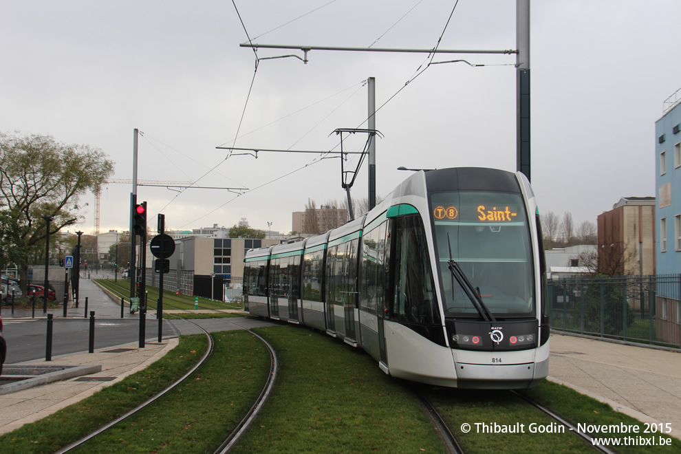 Tram 814 sur la ligne T8 (RATP) à Saint-Denis