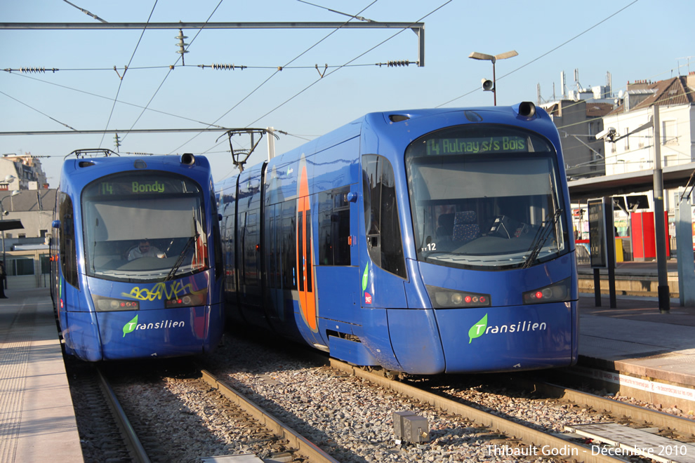 Tram-trains 25515 (TT08) et 25523 (TT12) sur la ligne T4 (Transilien) à Aulnay-sous-Bois