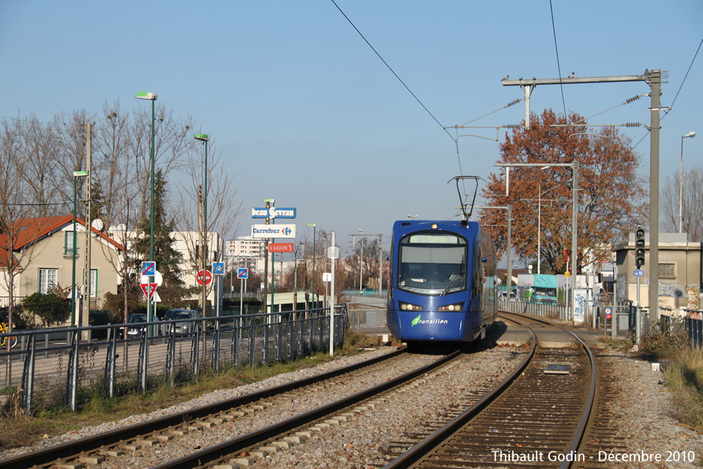 Tram-train 25523 (TT12) sur la ligne T4 (Transilien) à Sevran