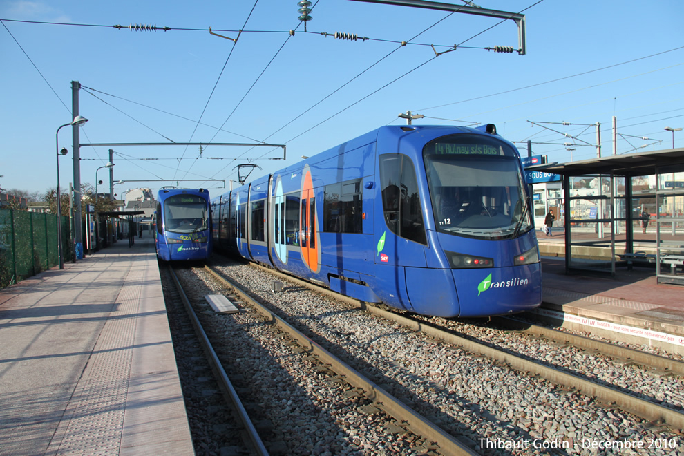 Tram-trains 25515 (TT08) et 25523 (TT12) sur la ligne T4 (Transilien) à Aulnay-sous-Bois