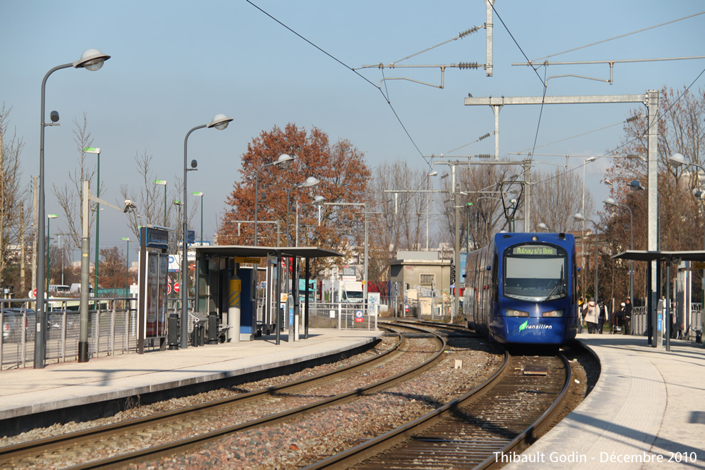 Tram-train 25513 (TT07) sur la ligne T4 (Transilien) à Sevran
