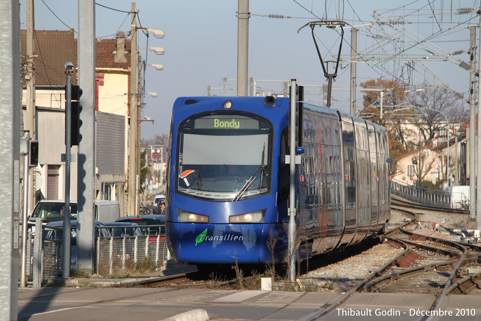 Tram-train 25513 (TT07) sur la ligne T4 (Transilien) aux Pavillons-sous-Bois