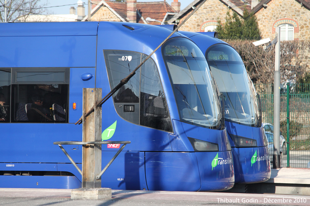 Tram-trains 25513 (TT07) et 25521 (TT11) sur la ligne T4 (Transilien) à Bondy