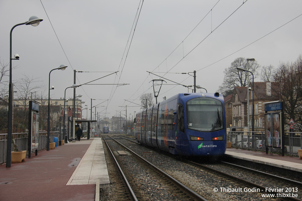 Tram-train 25519 (TT10) sur la ligne T4 (Transilien) à Villemomble