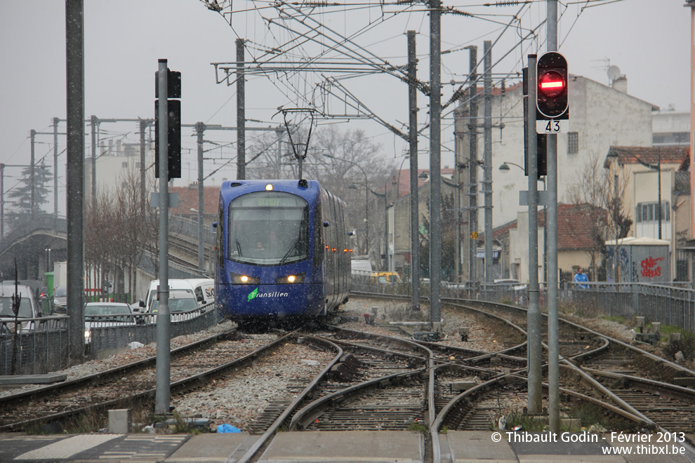 Tram-train 25521 (TT11) sur la ligne T4 (Transilien) aux Pavillons-sous-Bois