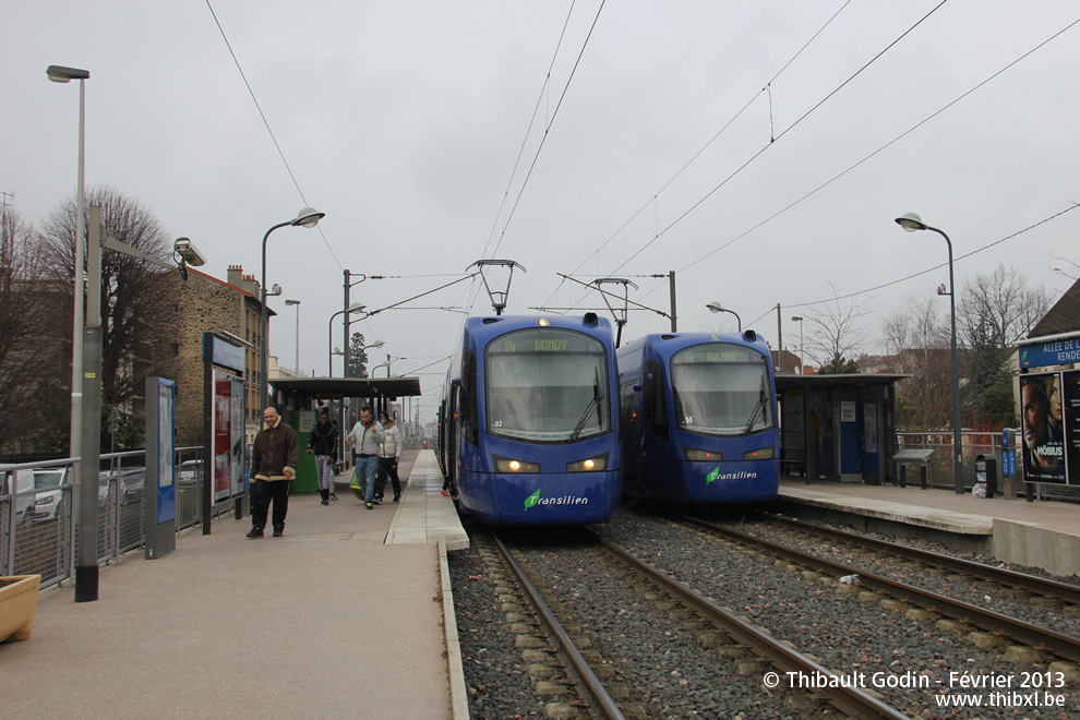 Tram-trains 25503 (TT02) et 25527 (TT14) sur la ligne T4 (Transilien) à Villemomble