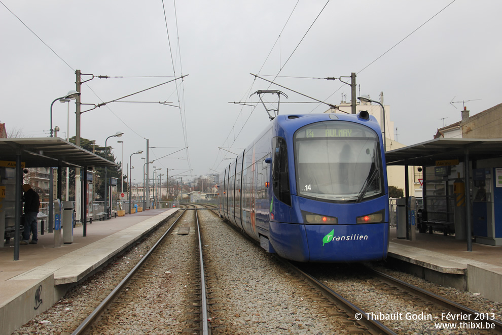 Tram-train 25527 (TT14) sur la ligne T4 (Transilien) à Villemomble