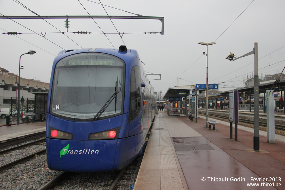 Tram-train 25527 (TT14) sur la ligne T4 (Transilien) à Aulnay-sous-Bois