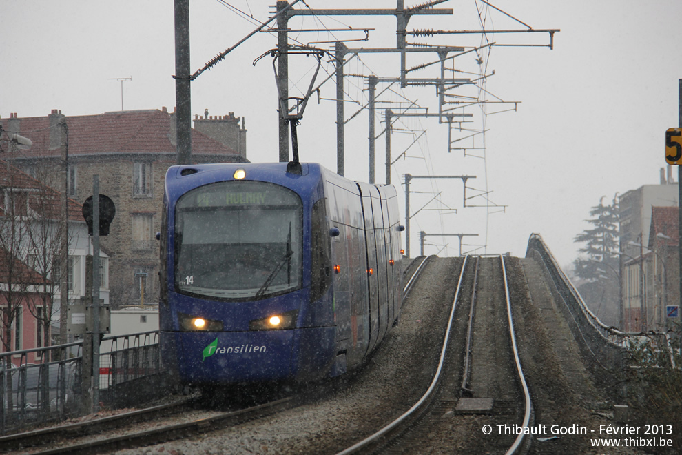 Tram-train 25525 (TT13) sur la ligne T4 (Transilien) à Livry-Gargan