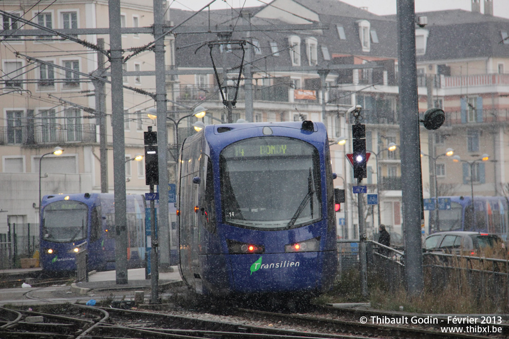 Tram-train 25527 (TT14) sur la ligne T4 (Transilien) aux Pavillons-sous-Bois