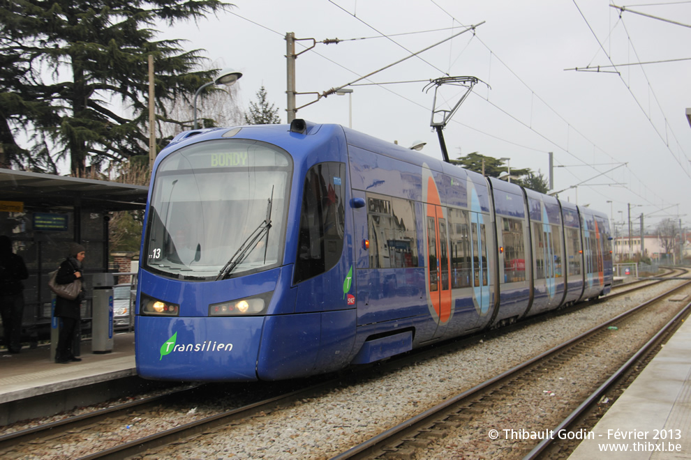 Tram-train 25525 (TT13) sur la ligne T4 (Transilien) à Villemomble