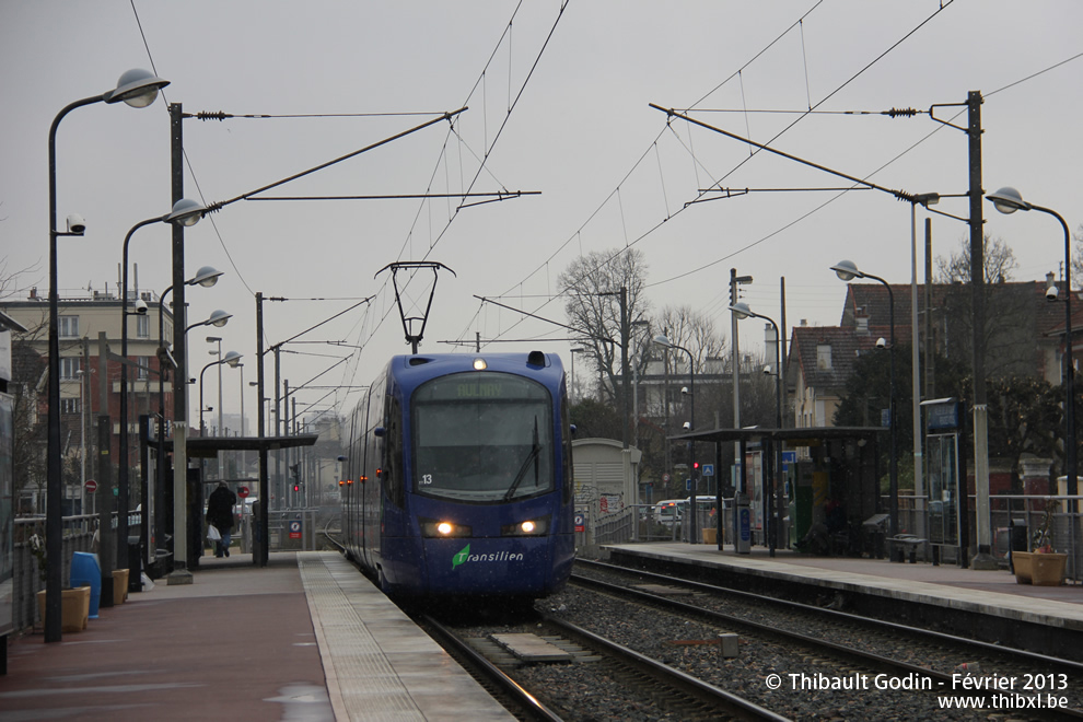 Tram-train 25525 (TT13) sur la ligne T4 (Transilien) à Villemomble