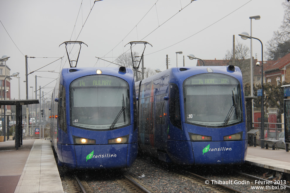 Tram-trains 25503 (TT02) et 25519 (TT10) sur la ligne T4 (Transilien) à Villemomble