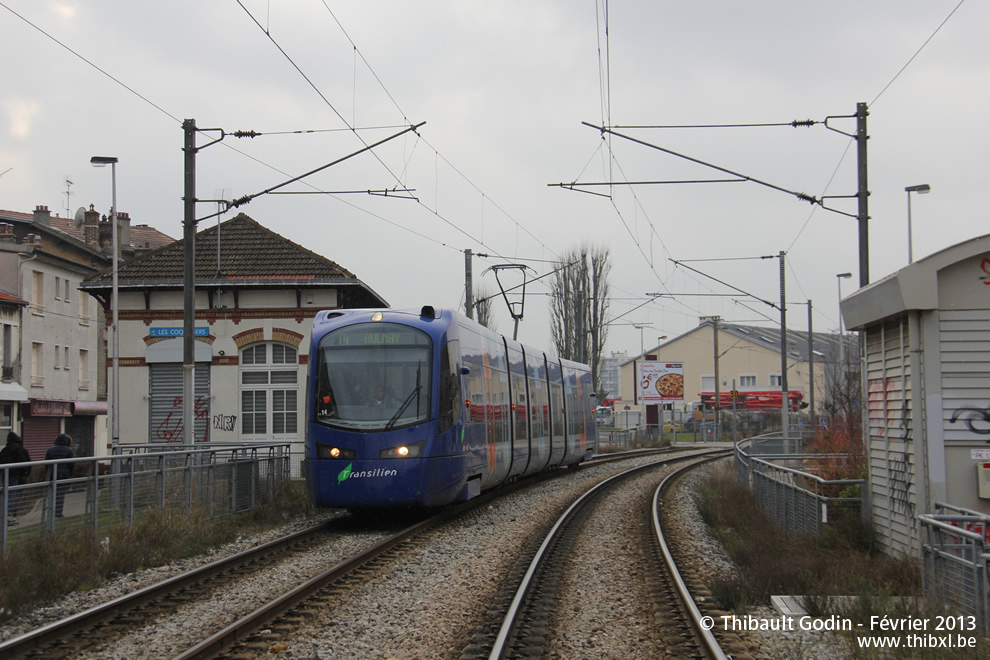 Tram-train 25527 (TT14) sur la ligne T4 (Transilien) à Villemomble