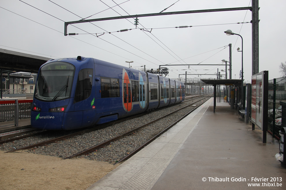 Tram-train 25527 (TT14) sur la ligne T4 (Transilien) à Aulnay-sous-Bois
