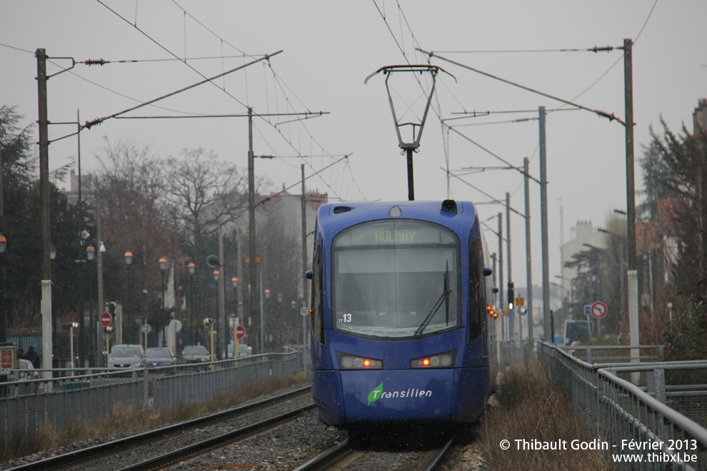 Tram-train 25525 (TT13) sur la ligne T4 (Transilien) aux Pavillons-sous-Bois