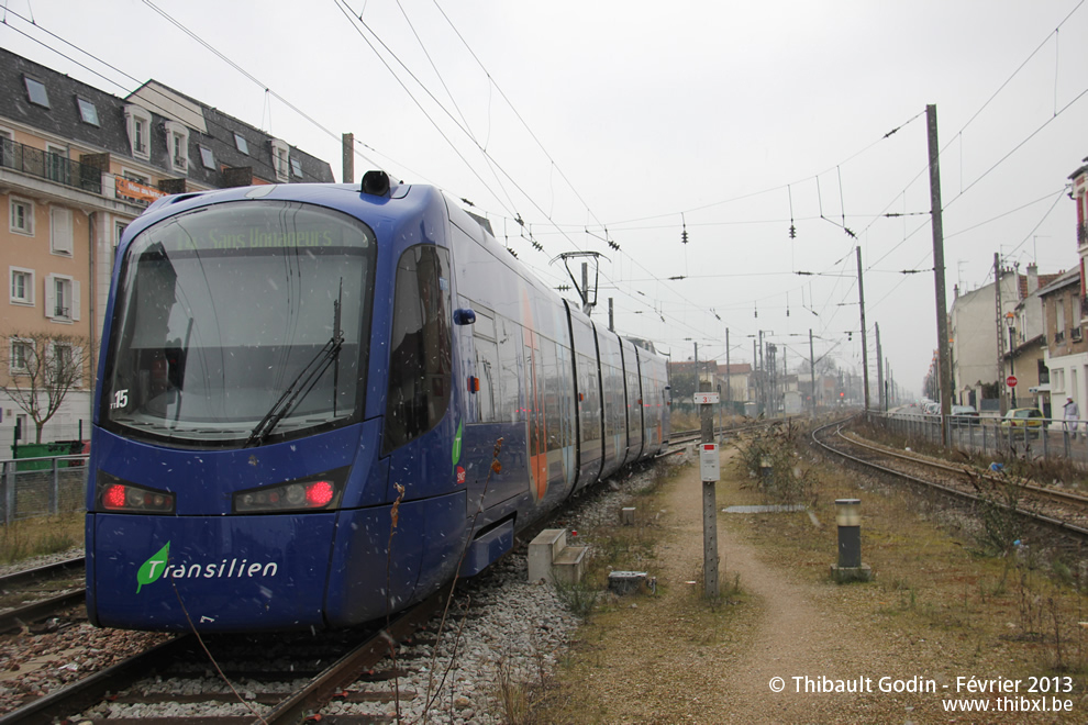 Tram-train 25529 (TT15) sur la ligne T4 (Transilien) aux Pavillons-sous-Bois